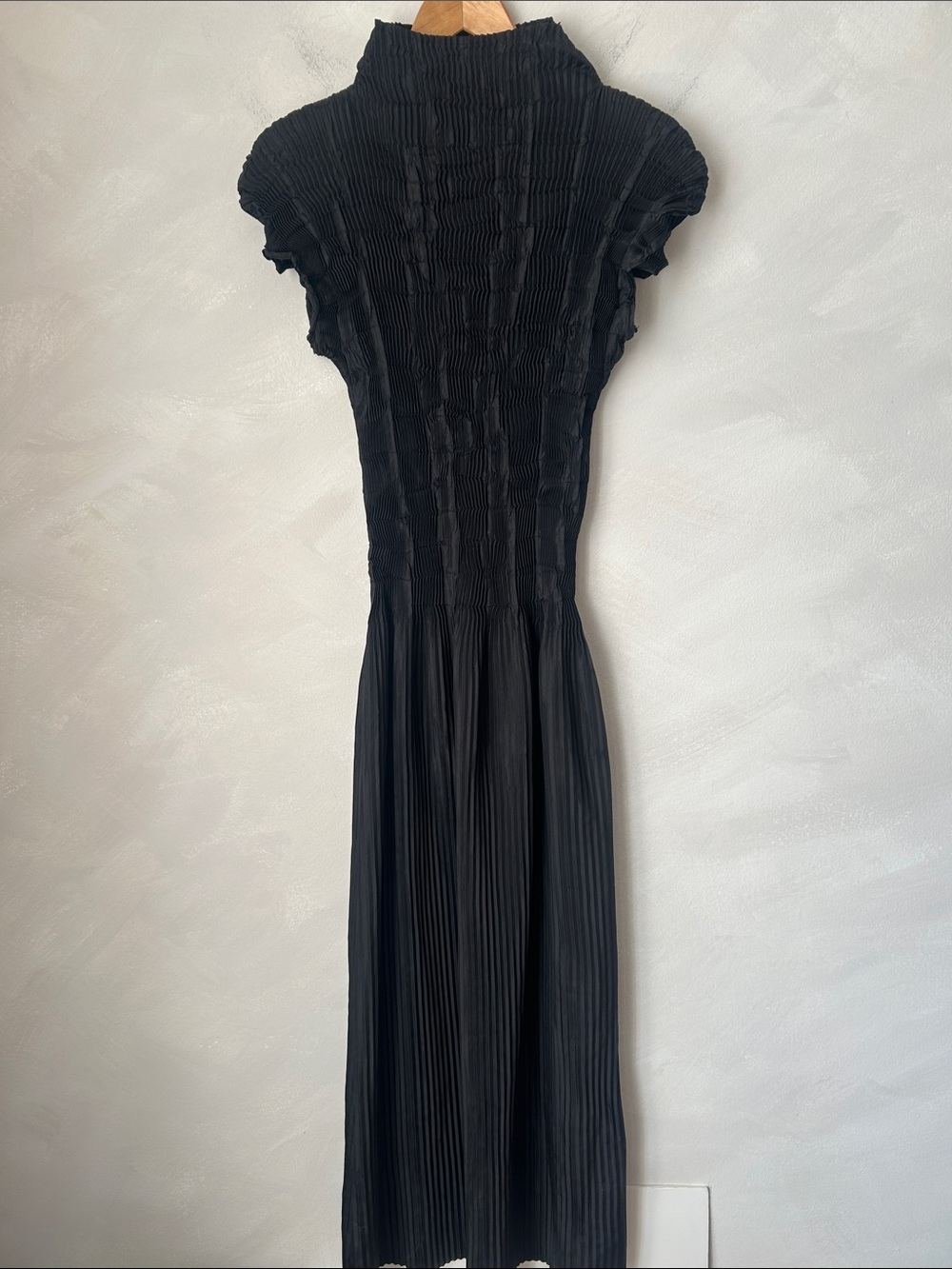Specchio Pleats Black pleated midi dress high neck funnel neck size 40 medium